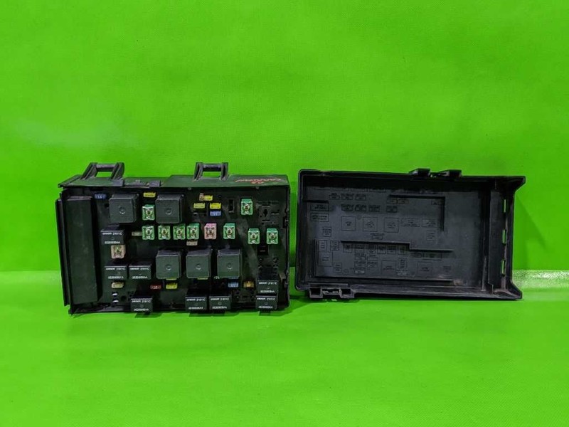 03 04 05 CARAVAN ENGINE FUSE RELAY BOX OEM 4317-9