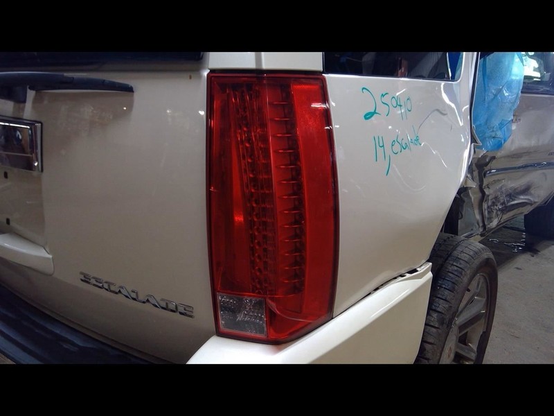 Passenger Tail Light Quarter Mounted Fits 07-14 ESCALADE 1676328