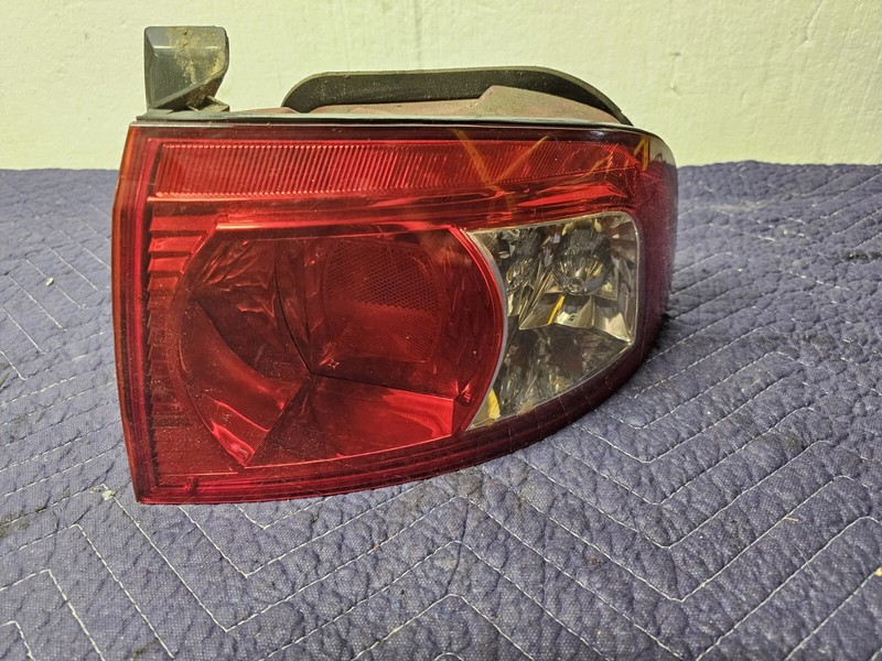 Passenger Tail Light Quarter Panel Mounted Fits 03-06 MAGENTIS 1064895
