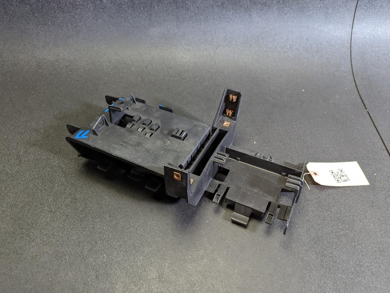 Body BCM Control Module Bracket 2019 Chevrolet Equinox 84492945 2018 2020- 2021