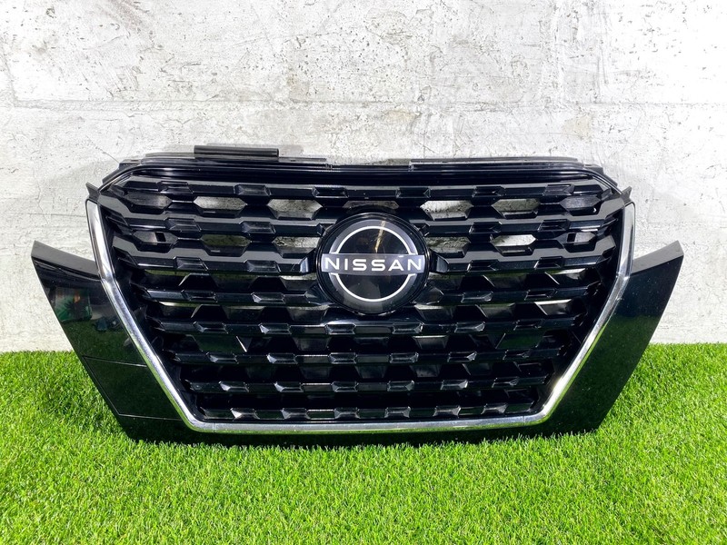 21-25 NISSAN KICKS FRONT BUMPER CENTER RADIATOR GRILLE GRILL W/ EMBLEM OEM