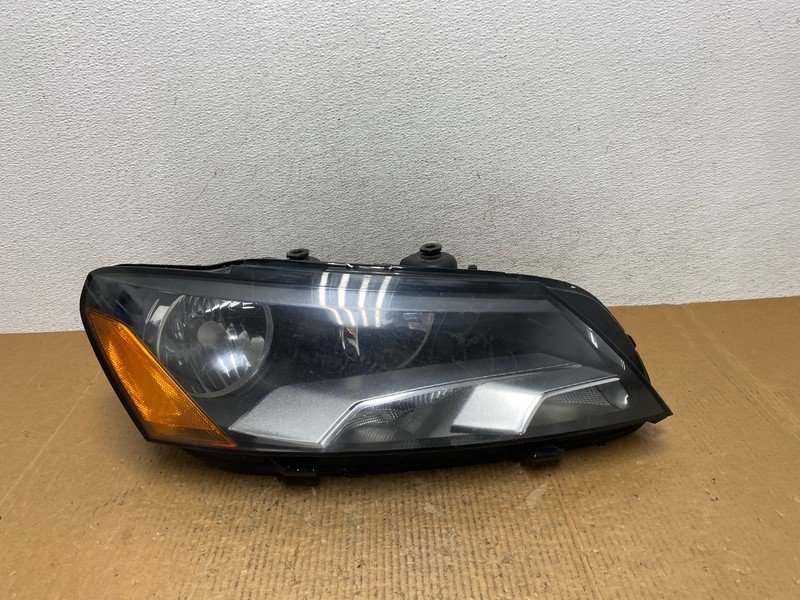 2012-2015 Volkswagen Passat Right Passenger RHHalogen Headlight OEM AE2589 DW