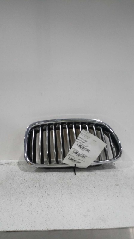 Used Right Upper Grille fits: 2012 Bmw 528I upper bumper mounted w/o night visio
