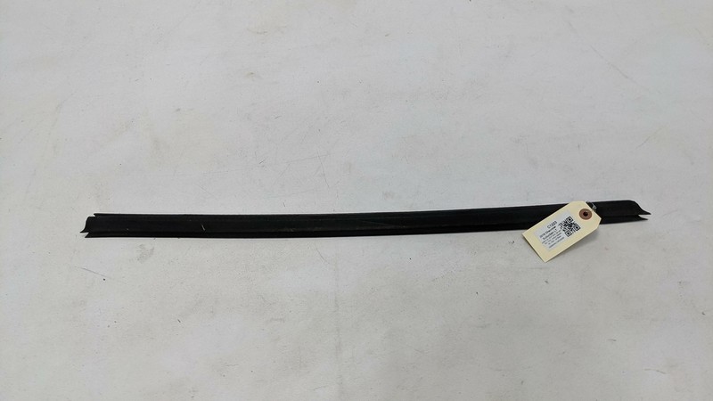 Front Right Door Window Inner Weatherstrip 2016 Chevrolet Suburban 2015-2020