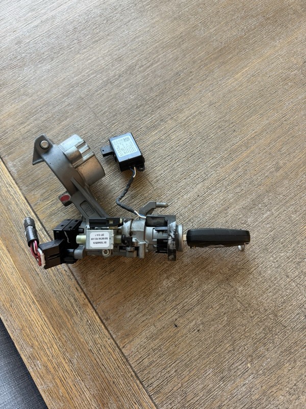 2010 2011 2012 2013 GMC Terrain Ignition Switch Lock Cylinder & Key 20939745 OEM