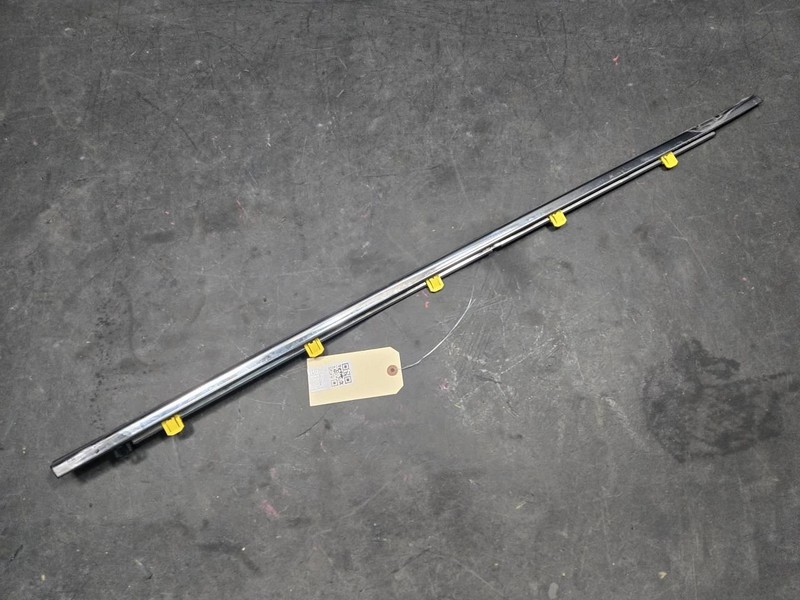 Front Right Door Window Belt Molding 2019 Honda CR-V 72410-TLA-A01 2017 - 2022