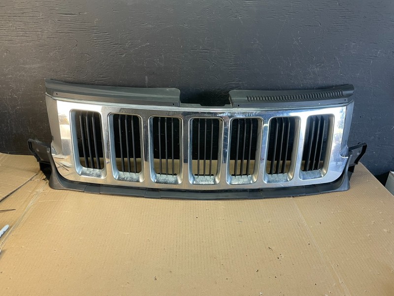2011 to 2013 Jeep Grand Cherokee Front Upper Grill Grille OEM AE3584 DG