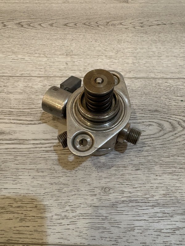 2008-2015 BMW 7 F01 F02 F03 F04Fuel Injection High Pressure Pump / 759535001