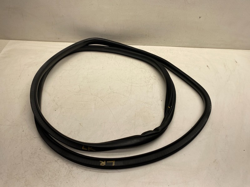 2014-2016 JEEP GRAND CHEROKEE LEFT REAR DOOR BODY MOUNTED WEATHER SEAL RUBBER