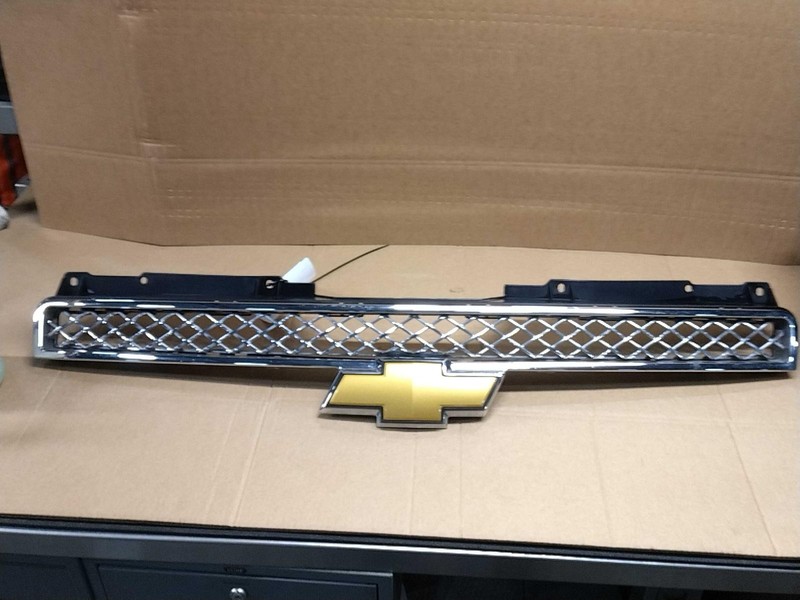 2010 Chevrolet Suburban 1500 Grille Grey OEM Used 215K Miles NJ25-21950-545712