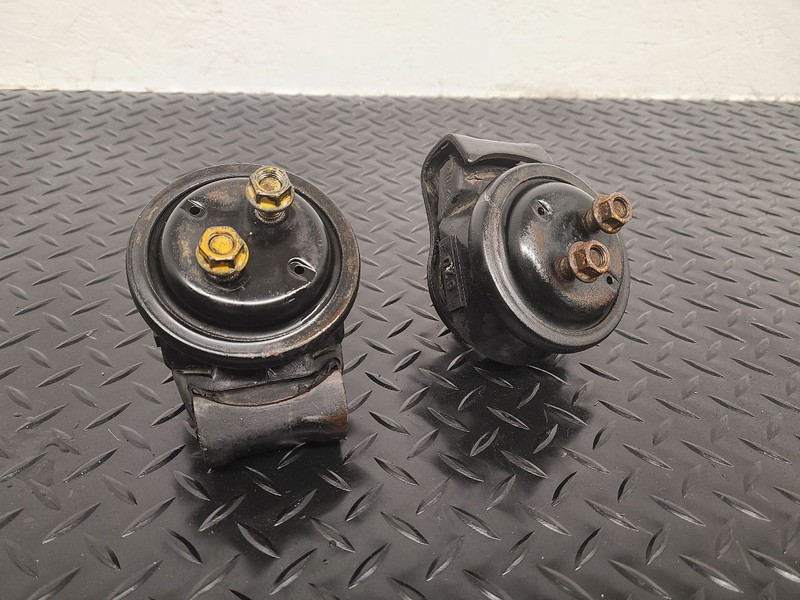 06-08 Suzuki Grand Vitara 2.7L Engine Mount Insulators Pair OEM 11610-66J00