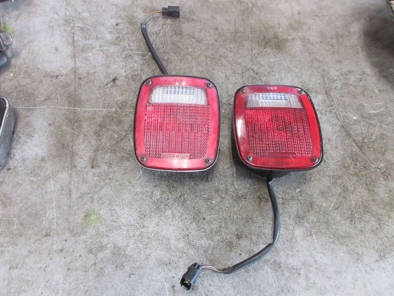 98-06 Jeep Wrangler TJ OEM River & Passenger Tail Light Pair 56018648