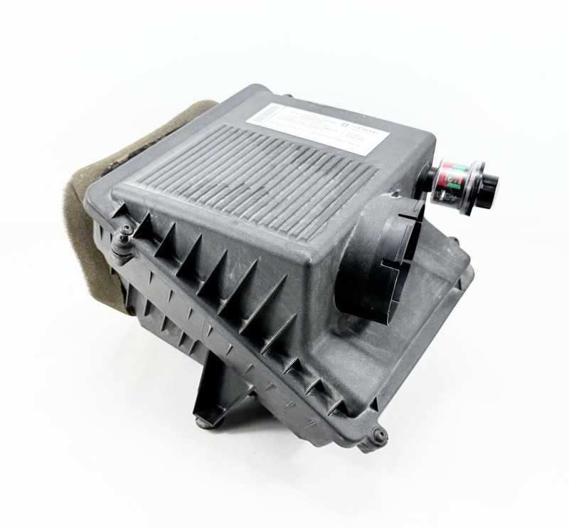 2007-2013 GMC Yukon Denali XL 6.2L V8 Air Cleaner Intake Filter Box Housing OEM