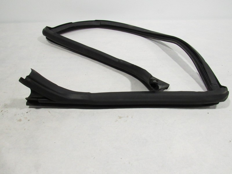 15-19 Ferrari 488 Spider 2017 Front Windshield Glass Weatherstrip Seal ;@2