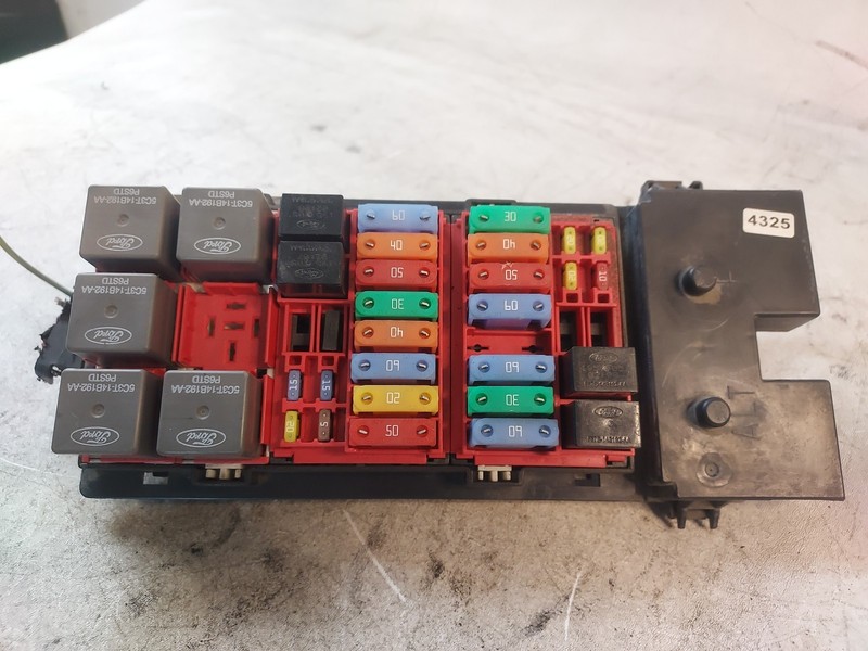 2000-04 Ford E250 4.6L Under Hood Engine Fuse Relay Box OEM