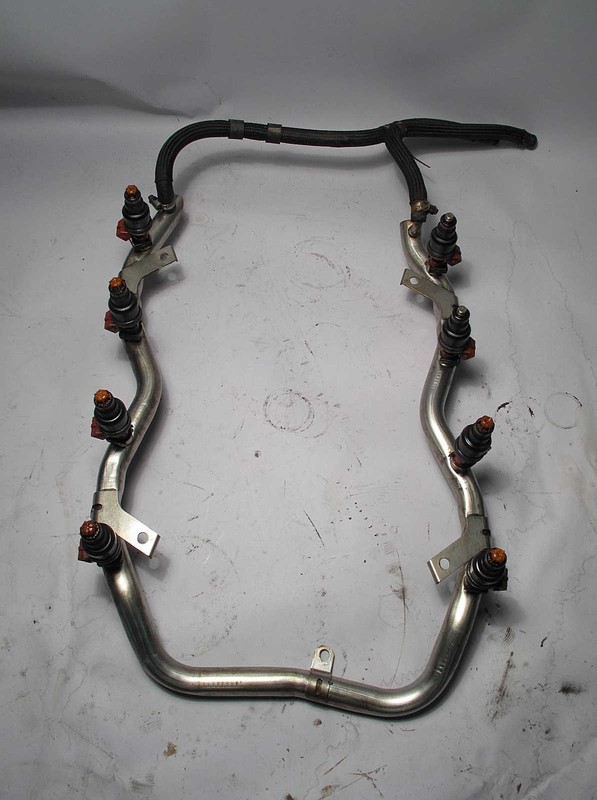 BMW E38 7-Series 740i 740iL V8 Fuel Rail Tube and Injectors 1997-1998 USED OEM
