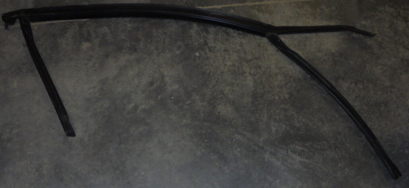 2016 Ford Fusion 2.5L 2.5 L Right Front Passenger Door Window Trim Seal Molding