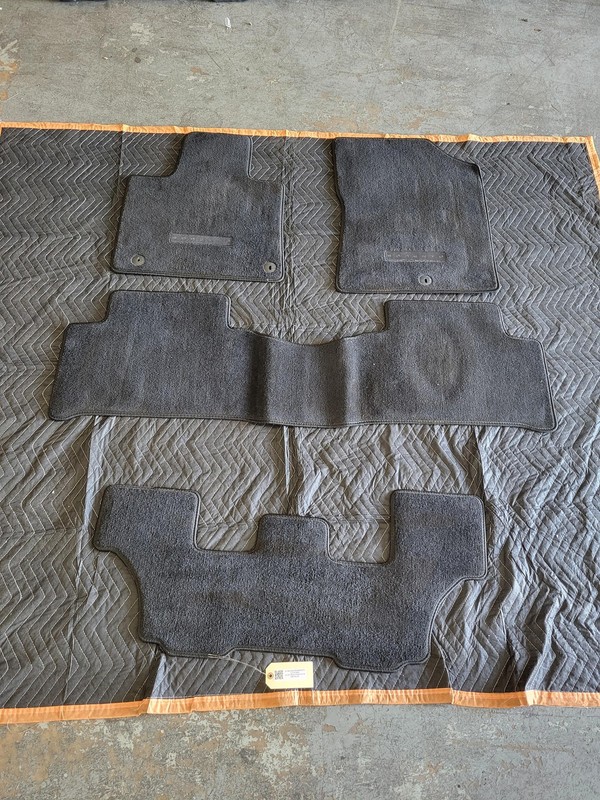 KIA SORENTO 2022 2.5L 2WD Front & Rear Floor Carpet Mat USED OEM 21-23