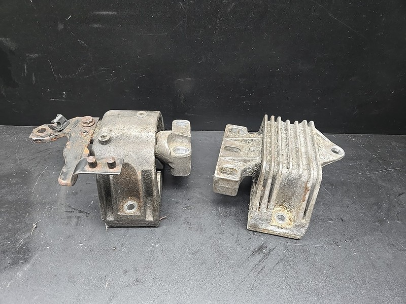 2000 - 2006 Audi Tt Mk1 1.8L Engine Motor Bracket Mount Front Set Of 2 8N0199555