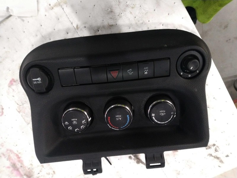 Jeep Wrangler 2015 146K mi. Front Temperature Control 68197433AA 5146