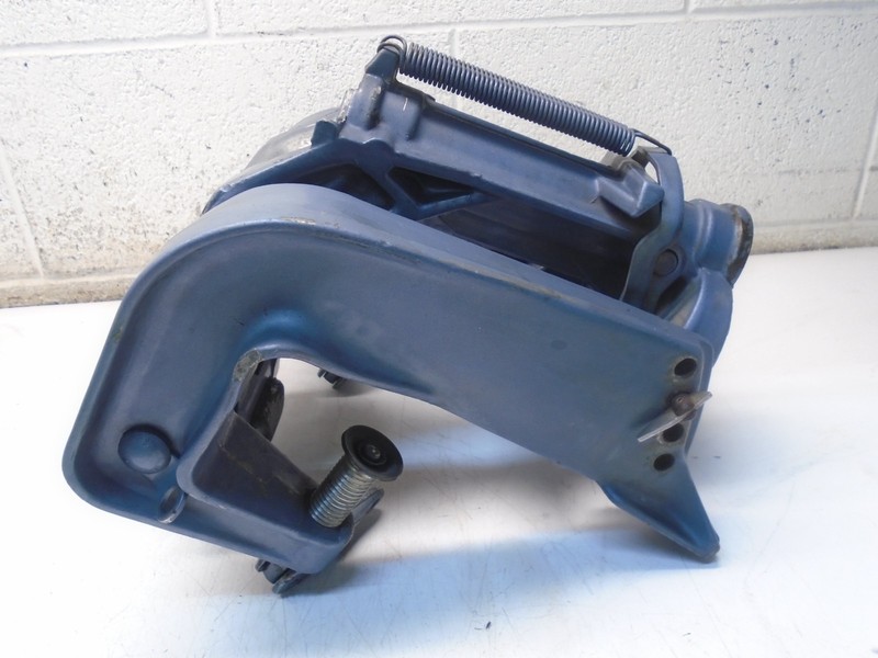 Q5 OMC 379482 379488 Johnson Evinrude 40 HPSwivel Stern Bracket Assy' 305081