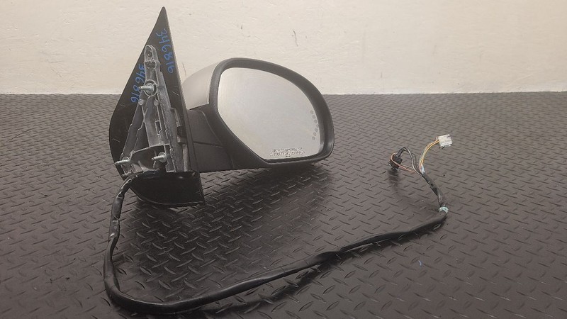 07-08 Chevrolet Tahoe Right Passenger Mirror W/ Turn Signal Gold OEM 25779849