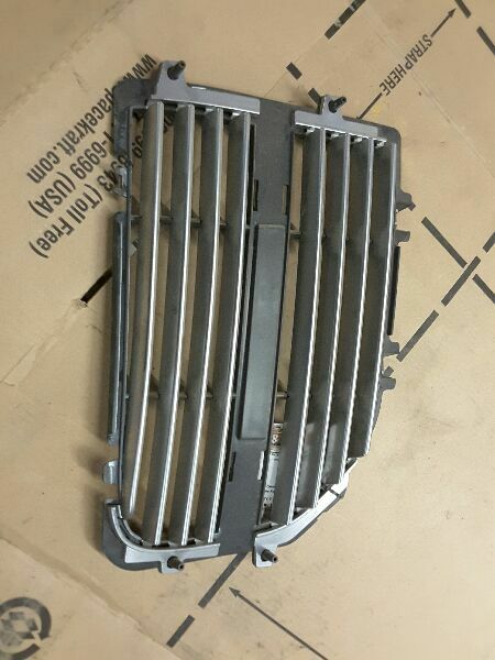 Passenger Grille Excluding SRT8 Chrome Bar Trim Fits 05-07 MAGNUM 60582
