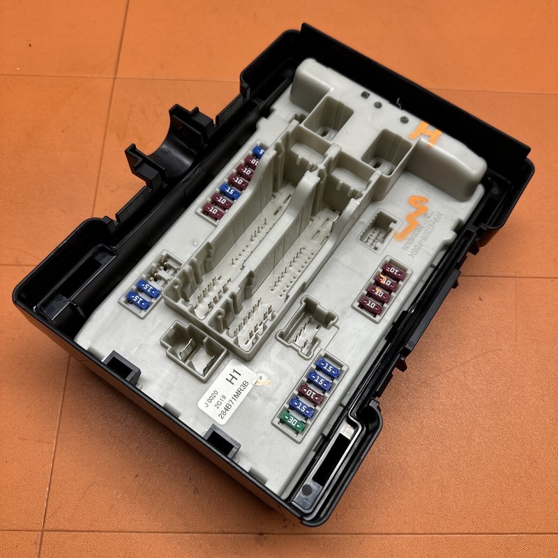 284B71MR3B | 2012 - 2013Infiniti M35H 3.5L Hybrid Fuse Box Inside OEM AT