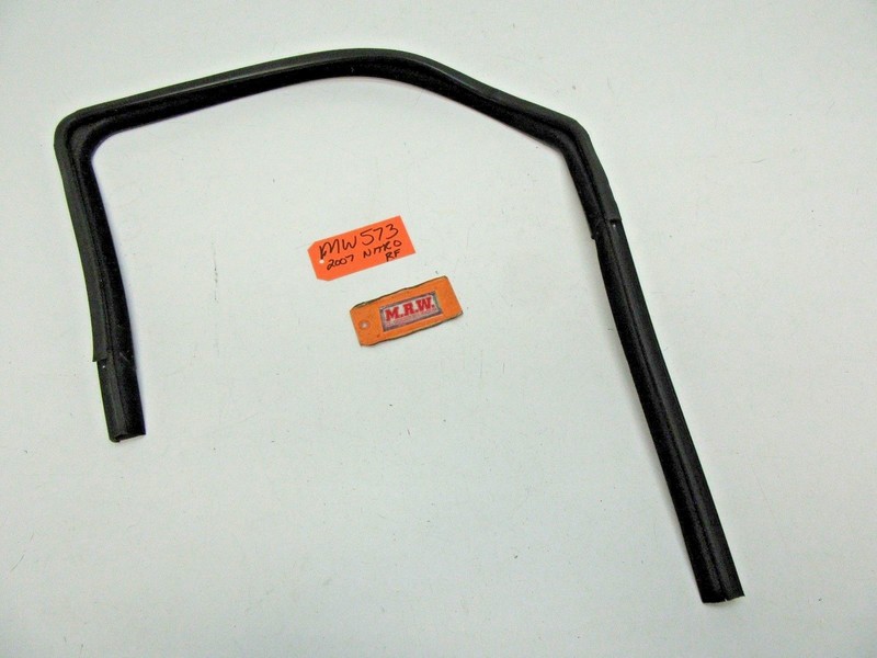 DOOR PANEL GLASS RUBBER SEAL WEATHER STRIP PASSENGER RIGHT FRONT RF 07-11 NITRO