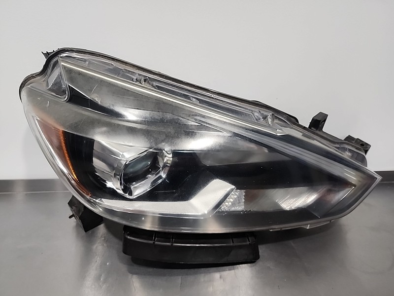 2016 - 2019 Nissan Sentra LED Right Headlight Passenger OEM Sedan 1 Tab Broken
