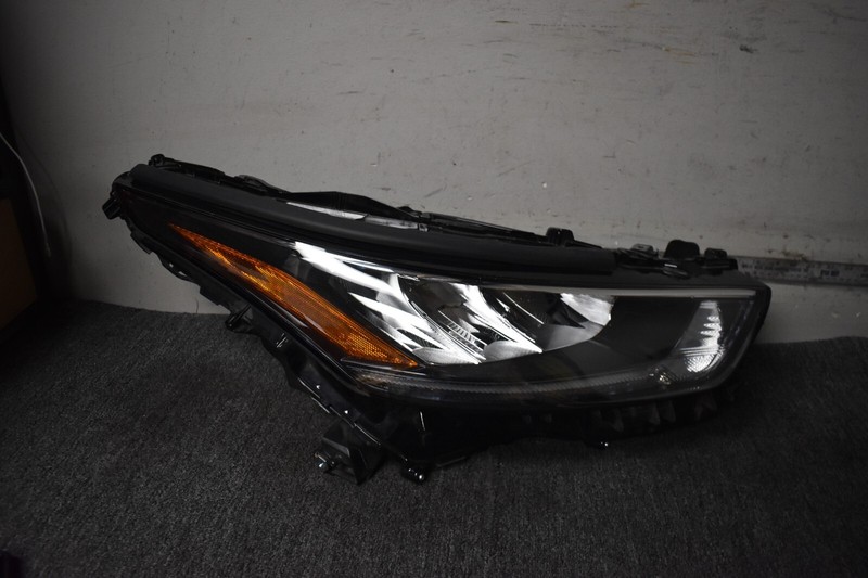 2020-2021 TOYOTA HIGHLANDER RIGHT SIDE HEADLIGHT FACTORY OEM