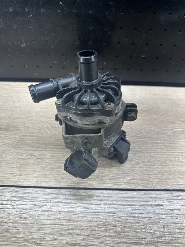 2010 - 2015 AUDI Q7 FRONT AUXILIARY WATER COOLANT PUMP OEM 11 12 13 14 15