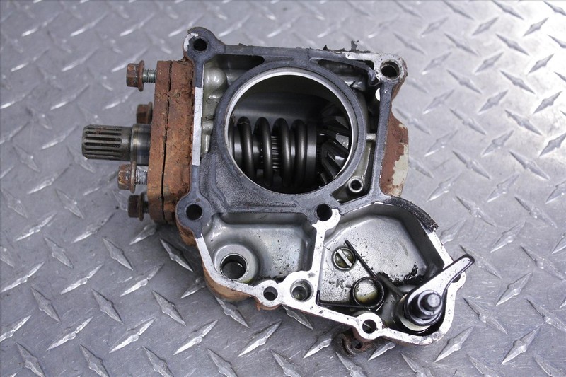 88-02 KAWASAKI KLF 220 BAYOU TRANSMISSION OUTPUT GEAR W/HOUSING BEVEL KLF220