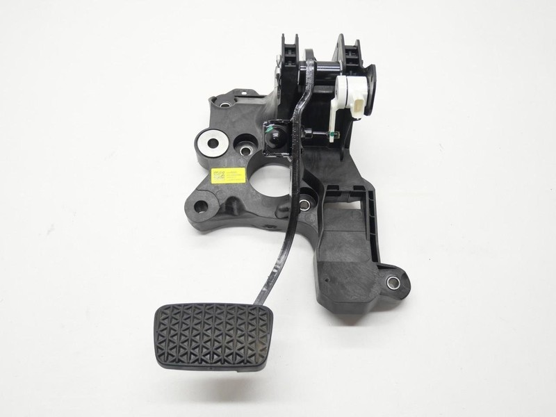 2020-2024 BUICK ENCORE GX BRAKE STOP PEDAL ASSEMBLY W/ SUPPORT BRACKET OEM
