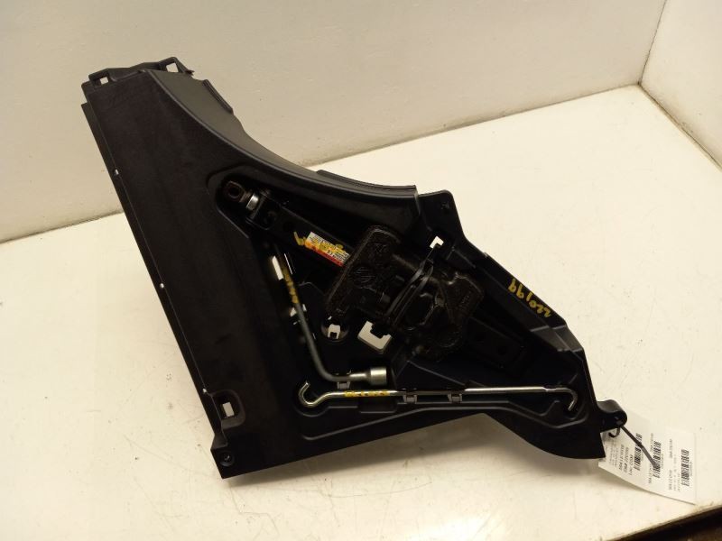 18 TOYOTA NX300 JACK & TOOL KIT