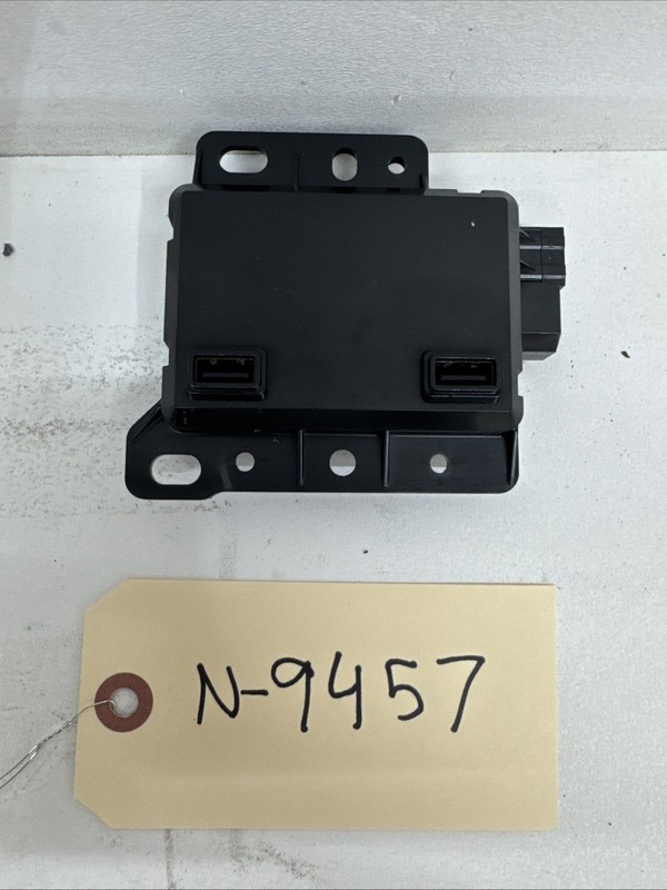 2018-2020 TESLA MODEL 3 Y USB TYPE CHARGING HUB 1093295-00-A N-9457 B123