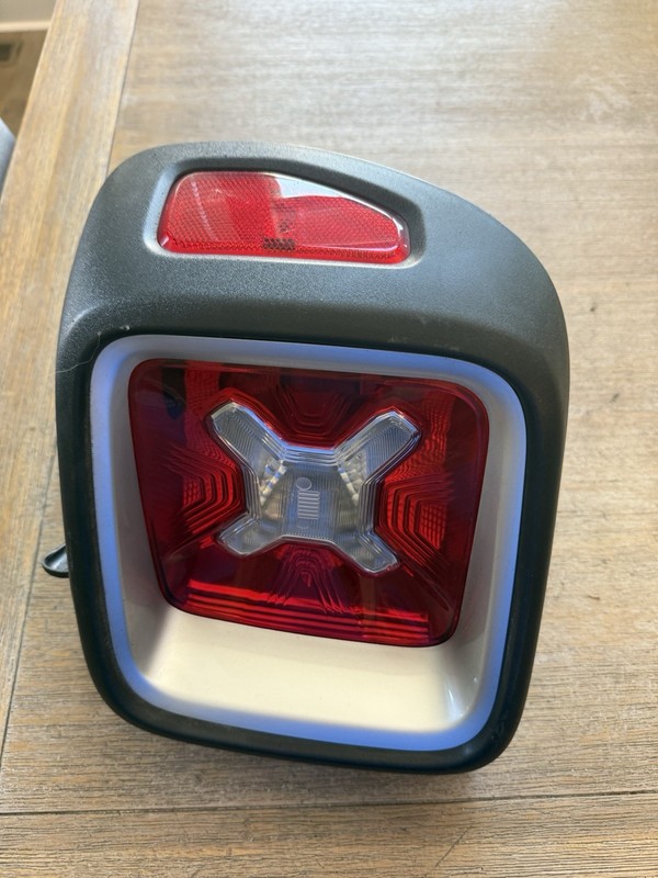 JEEP RENEGADE TAIL LIGHT RIGHT PASSENGER 2015-2017 2018 2019 2020 51964237DX OEM