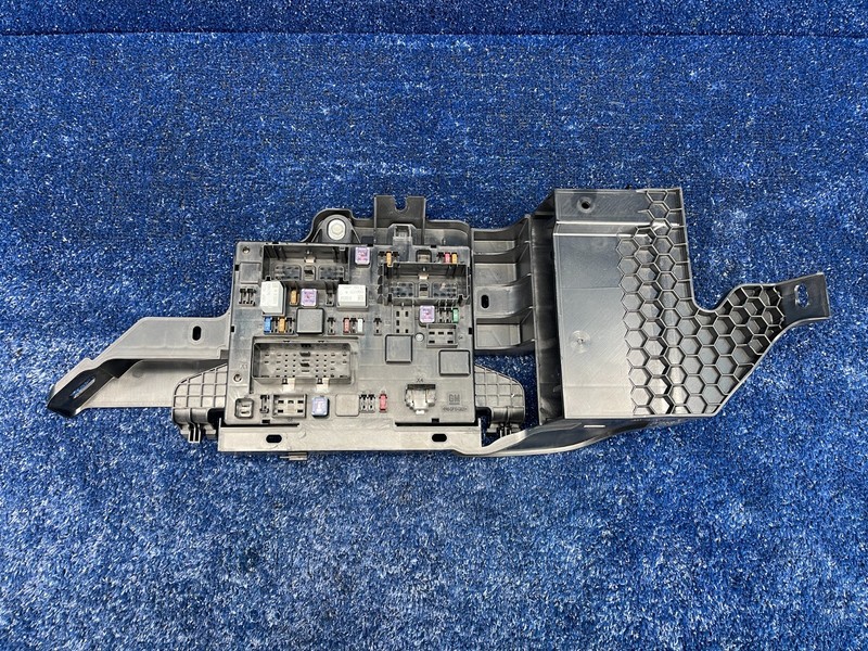 2016-2019 BUICK CASCADA Fuse Junction BoxOEM 13379016