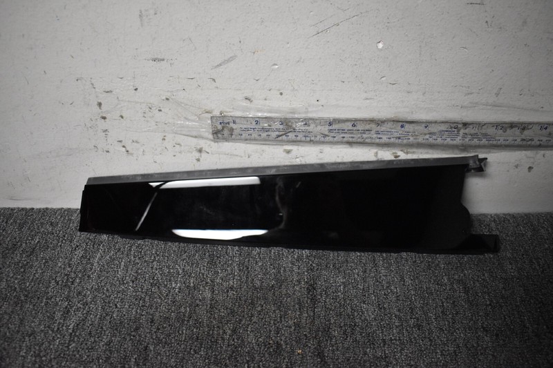 2015-2020 PORSCHE MACAN S RIGHT SIDE DOOR REVEAL MOLDING FACTORY OEM