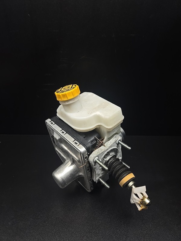 2017-2022 ALFA ROMEO GIULIA 952 BRAKE BOOSTER W/ MASTER CYLINDER & RESERVOIR OEM