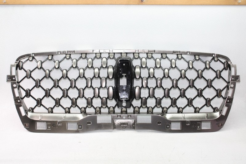 OEM Lincoln Aviator Grille LC5Z-8200-FD Clip Missing Scratches