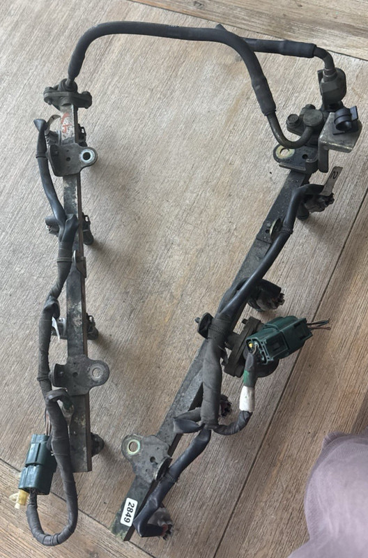 2003-2010 INFINITI M45 OEM Fuel Rail with injectors injector harness