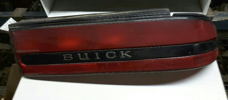 93 94 BUICK REGAL R. TAIL LIGHT 4 DR BLACK TRIM 80486