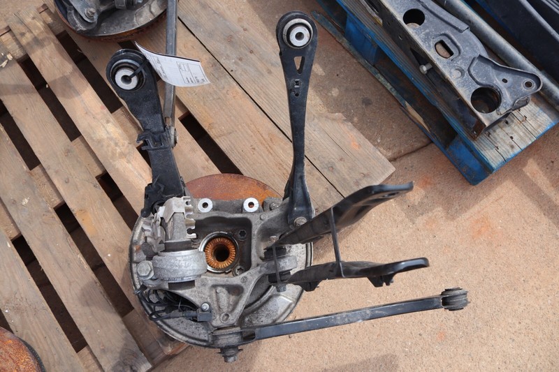 2018-2020 BMW M550I REAR LEFT SPINDLE KNUCKLE WHEEL HUB W/ CONTROL ARMS OEM
