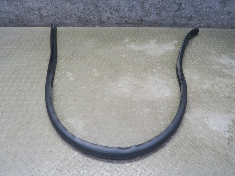 08-19 MASERATI GRANTURISMO M145 RIGHT DOOR WEATHERSTRIP RUBBER SEAL GASKET