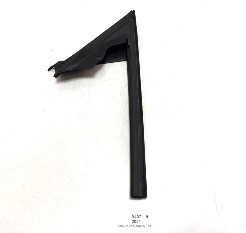 ✅ 16-24 OEM Chevrolet Camaro ZL1 Front Right Door Window Weatherstrip Seal