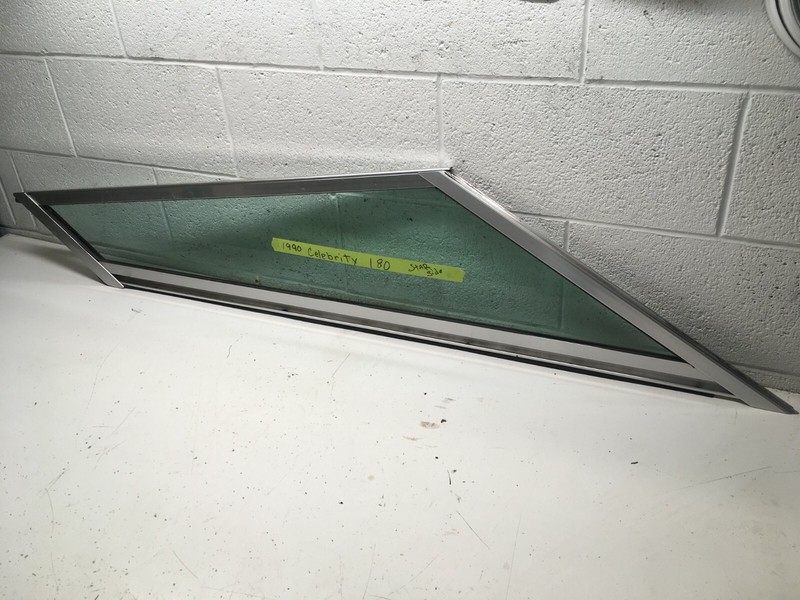 Z7 1990 Celebrity 180 Boat Windshield Driver Starboard Right