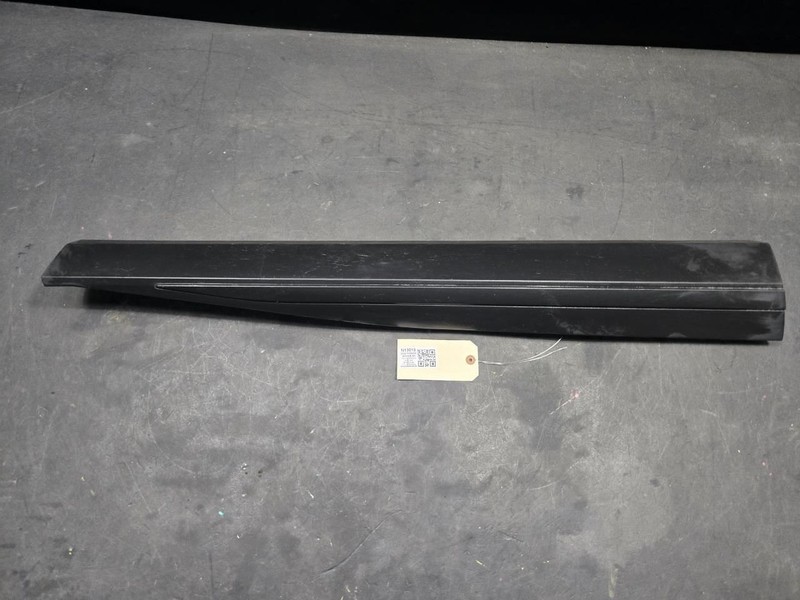 Front Right Door Lower Molding 2022 Nissan Rogue 80870-6RR0A 2021 2023 2024 2025