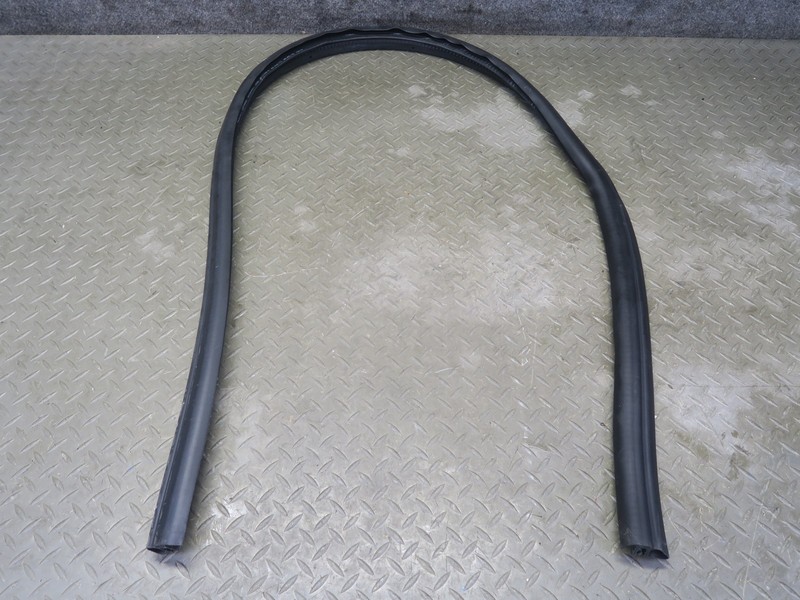 08-19 MASERATI GRANTURISMO M145 LEFT DOOR WEATHERSTRIP RUBBER SEAL GASKET