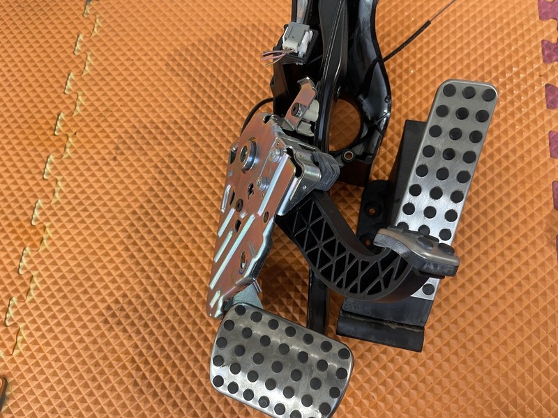W204 W212 W218 MERCEDES C E CLS GAS ACCELERATION PEDAL & BRAKE COVERS SET